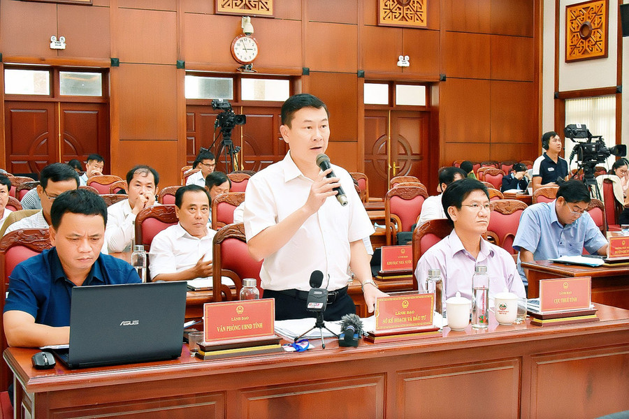 Phó Giám đốc Sở Kế hoạch và Đầu tư Đinh Hữu Hòa nêu giải pháp đảm bảo tốc độ tăng trưởng kinh tế của tỉnh 6 tháng cuối năm 2024. Ảnh: Đ.T Phó Giám đốc Sở Kế hoạch và Đầu tư Đinh Hữu Hòa nêu giải pháp đảm bảo tốc độ tăng trưởng kinh tế của tỉnh 6 tháng cuối năm 2024. Ảnh: Đ.T