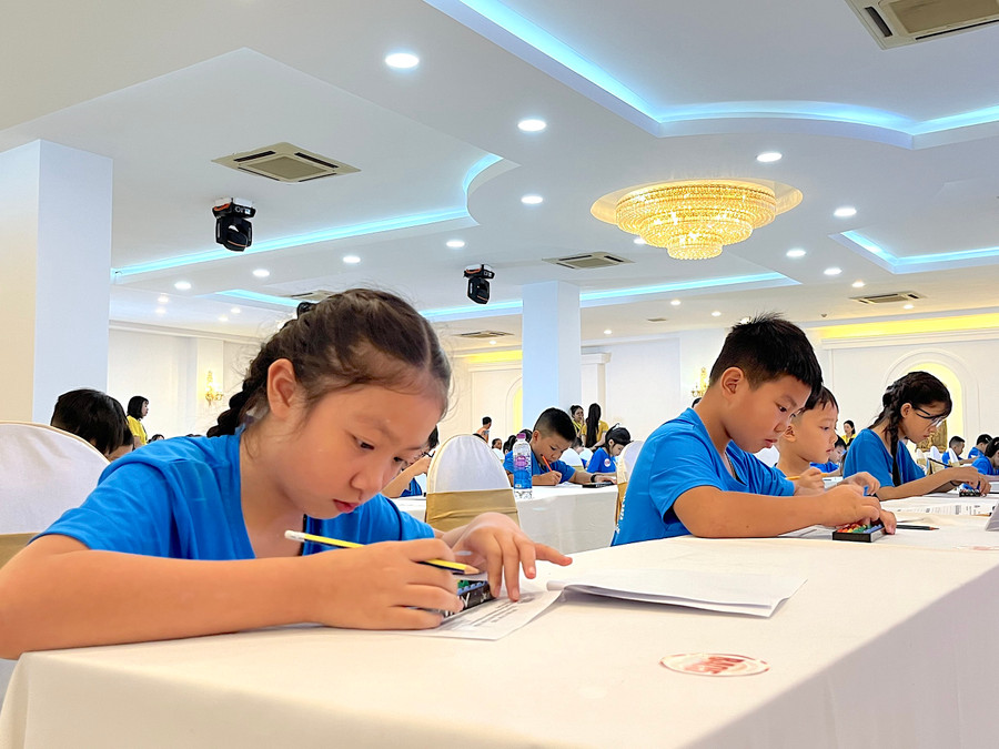 Thí sinh tranh tài Toán tính nhanh sử dụng bàn tính Soroban. Ảnh: Hoàng Hoài