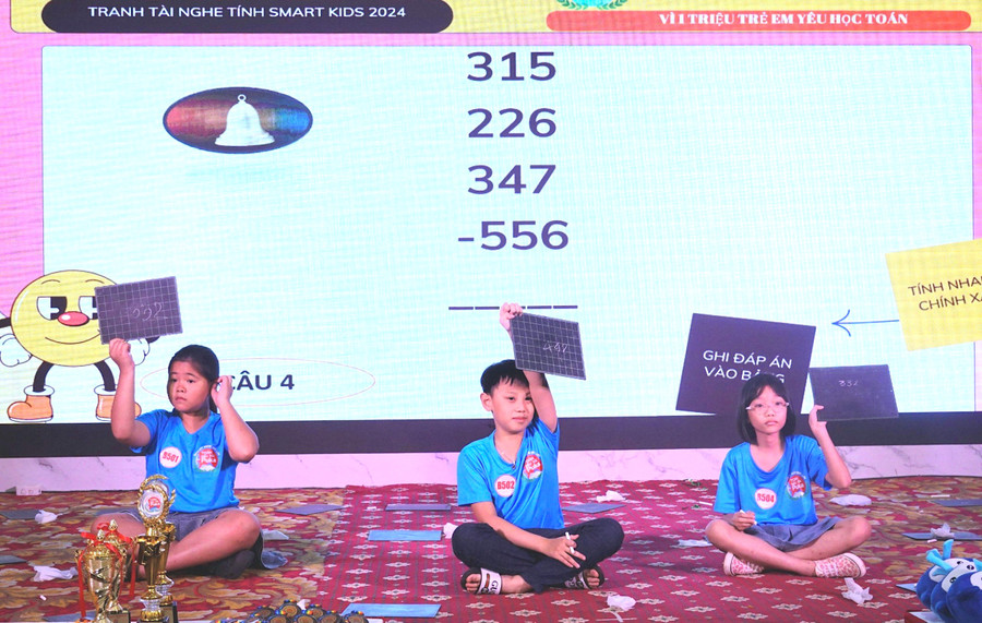 Thí sinh Phan Lê Cát Tường (bìa phải; đến từ Supermind Khánh Hòa) tự tin tham gia phần thi Tranh tài nghe tính. Ảnh: Mộc Trà