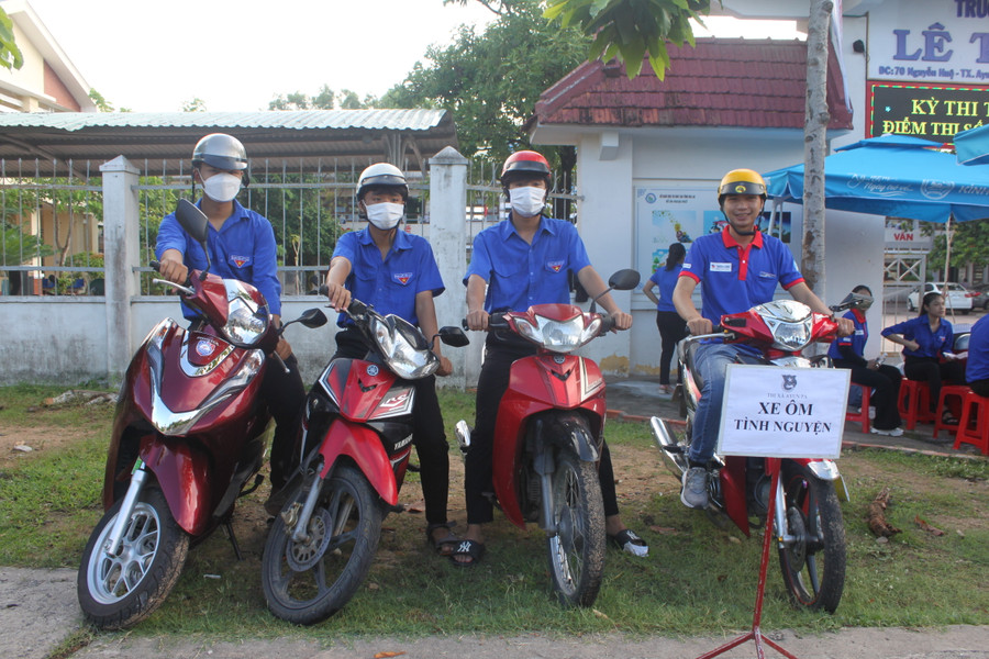 Đội hình xe ôm tại điểm thi Trường THPT Lê Thánh Tông (thị xã Ayun Pa) sẵn sàng hỗ trợ thí sinh. Ảnh: Vũ Chi