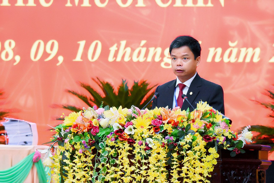 Phó Chủ tịch UBND tỉnh Nguyễn Hữu Quế báo cáo về tình hình thực hiện nhiệm vụ phát triển kinh tế-xã hội của tỉnh 6 tháng đầu năm 2024. Ảnh: Đ.T