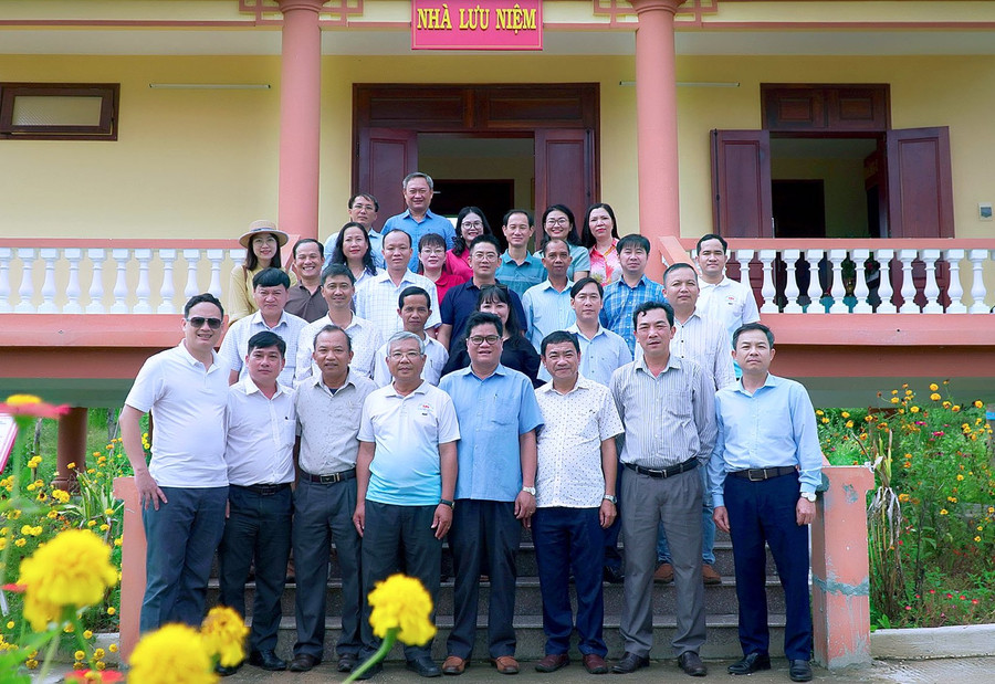 Các thành viên Khối thi đua các cơ quan Đảng tỉnh Gia Lai chụp ảnh lưu niệm tại Khu di tích lịch sử Đảng bộ huyện Krông Pa ở xã Đất Bằng. Ảnh: Đức Thụy