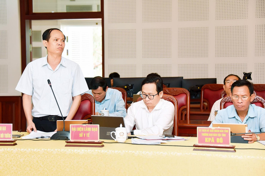 Phó Giám đốc Sở Tài nguyên và Môi trường Lương Thanh Bình giải trình về vấn đề đất san lấp để thực hiện các dự án thuộc 3 chương trình mục tiêu quốc gia. Ảnh: Đức Thụy