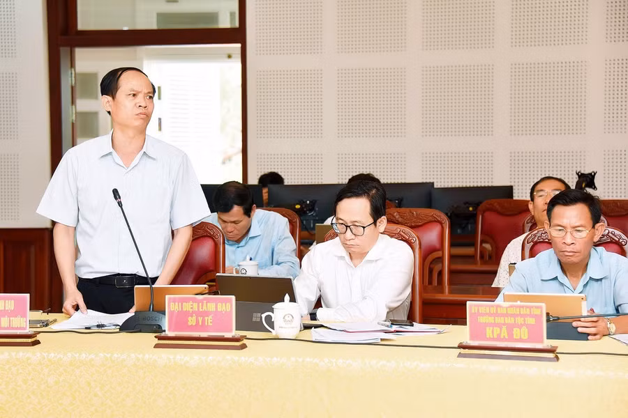 Phó Giám đốc Sở Tài nguyên và Môi trường Lương Thanh Bình giải trình về vấn đề đất san lấp để thực hiện các dự án thuộc 3 chương trình mục tiêu quốc gia. Ảnh: Đức Thụy