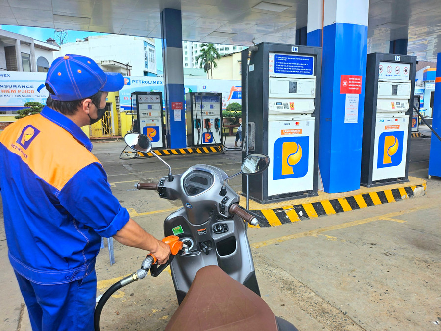 Chiều 8-8, giá xăng trong nước được điều chỉnh giảm gần 1.000 đồng/lít, các mặt hàng dầu giảm từ 680-860 đồng cho mỗi lít và mỗi kg. Ảnh: Mộc Trà