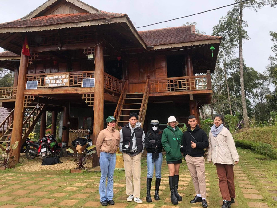 Anh Siu Ni Kôl (xã Chư Á, TP. Pleiku) cùng bạn bè du xuân tại tỉnh Kon Tum. Ảnh: Nhân vật cung cấp Anh Siu Ni Kôl (xã Chư Á, TP. Pleiku) cùng bạn bè du xuân tại tỉnh Kon Tum. Ảnh: Nhân vật cung cấp