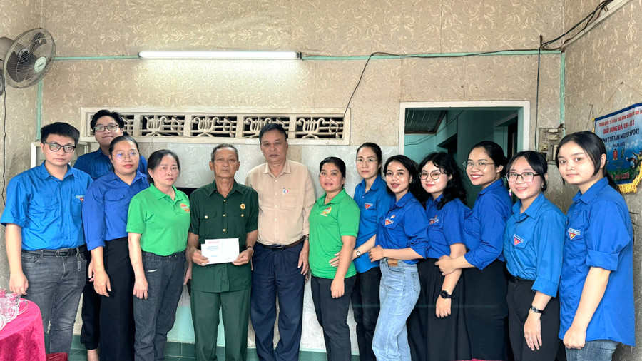 Chi đoàn Báo Gia Lai tặng quà cho cựu chiến binh Hồ Quang Bảo (thứ 5 từ trái sang). Ảnh: Thảo Nhi