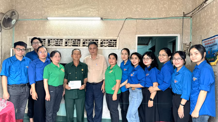 Chi đoàn Báo Gia Lai tặng quà cho cựu chiến binh Hồ Quang Bảo (thứ 5 từ trái sang). Ảnh: Thảo Nhi