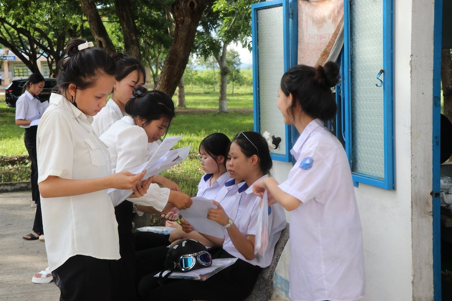 Nhóm thí sinh tại điểm thi Trường THCS và THPT Y Đôn (huyện Đak Pơ) trao đổi sau khi kết thúc bài thi Toán. Ảnh: Ngọc Minh Nhóm thí sinh tại điểm thi Trường THCS và THPT Y Đôn (huyện Đak Pơ) trao đổi sau khi kết thúc bài thi Toán. Ảnh: Ngọc Minh