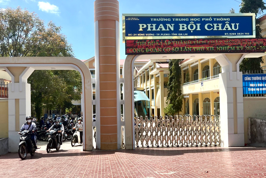 Vừa qua, nhiều phụ huynh của học sinh Trường THPT Phan Bội Châu (TP. Pleiku) nhận được điện thoại từ kẻ xấu thông báo tin giả nhằm lừa đảo chiếm đoạt tài sản. Ảnh: Mộc Trà Vừa qua, nhiều phụ huynh của học sinh Trường THPT Phan Bội Châu (TP. Pleiku) nhận được điện thoại từ kẻ xấu thông báo tin giả nhằm lừa đảo chiếm đoạt tài sản. Ảnh: Mộc Trà