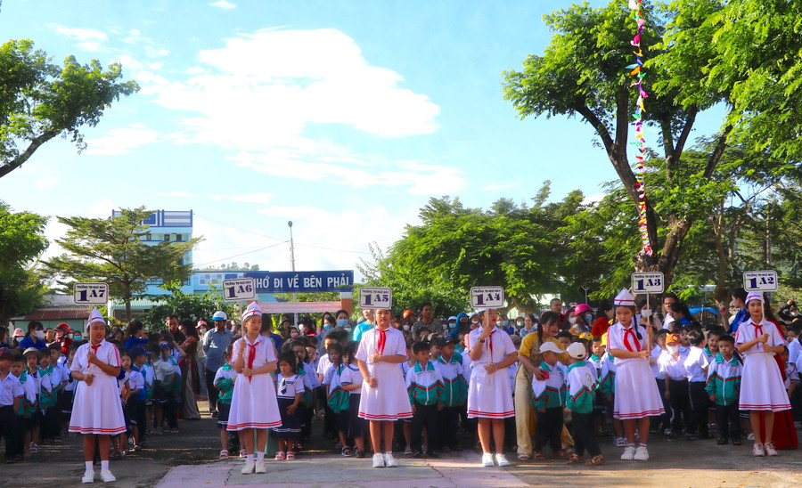 Trường Tiểu học Ngô Mây (phường An Phú, thị xã An Khê) long trọng tổ chức chương trình đón học sinh lớp 1 tựu trường. Ảnh: Ngọc Minh