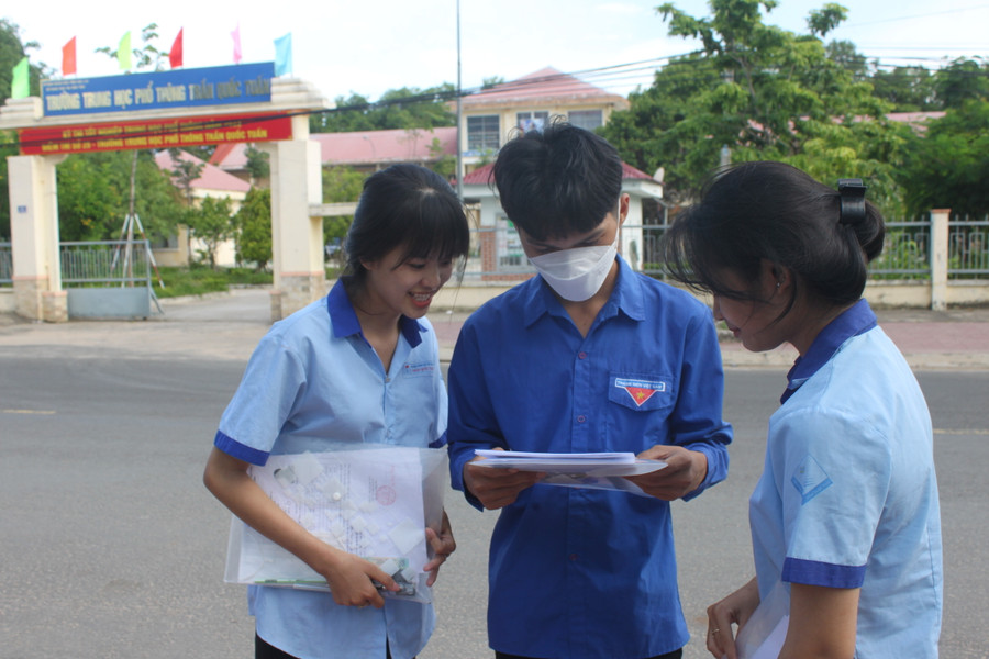 Em Bùi Thị Thu Thủy (bìa trái; điểm thi Trường THPT Trần Quốc Tuấn, huyện Phú Thiện) không có kế hoạch học lên đại học mà chọn học nghề làm đẹp tại Đà Nẵng sau kỳ thi tốt nghiệp. Ảnh: Vũ Chi