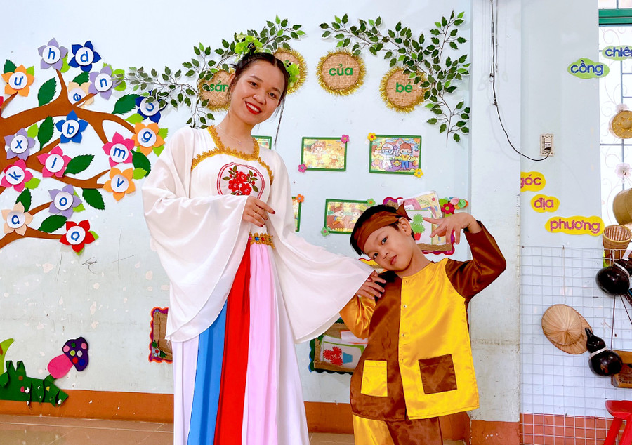 Chị Võ Thị Tuyết Nhi (tổ 5, phường Hoa Lư, TP. Pleiku) đồng hành cùng con trai tham gia Hội khỏe măng non ở phần thi chào hỏi. Ảnh: Mộc Trà Chị Võ Thị Tuyết Nhi (tổ 5, phường Hoa Lư, TP. Pleiku) đồng hành cùng con trai tham gia Hội khỏe măng non ở phần thi chào hỏi. Ảnh: Mộc Trà