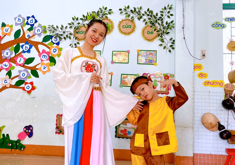 Chị Võ Thị Tuyết Nhi (tổ 5, phường Hoa Lư, TP. Pleiku) đồng hành cùng con trai tham gia Hội khỏe măng non ở phần thi chào hỏi. Ảnh: Mộc Trà