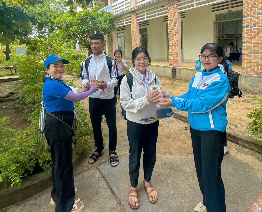 Đội hình thanh niên tình nguyện tiếp sức mùa thi hỗ trợ các thí sinh tại điểm thi Trường THPT Nguyễn Tất Thành (huyện Ia Pa). Ảnh: Vũ Chi Đội hình thanh niên tình nguyện tiếp sức mùa thi hỗ trợ các thí sinh tại điểm thi Trường THPT Nguyễn Tất Thành (huyện Ia Pa). Ảnh: Vũ Chi