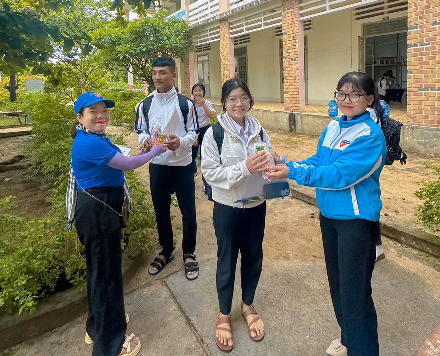 Đội hình thanh niên tình nguyện tiếp sức mùa thi hỗ trợ các thí sinh tại điểm thi Trường THPT Nguyễn Tất Thành (huyện Ia Pa). Ảnh: Vũ Chi