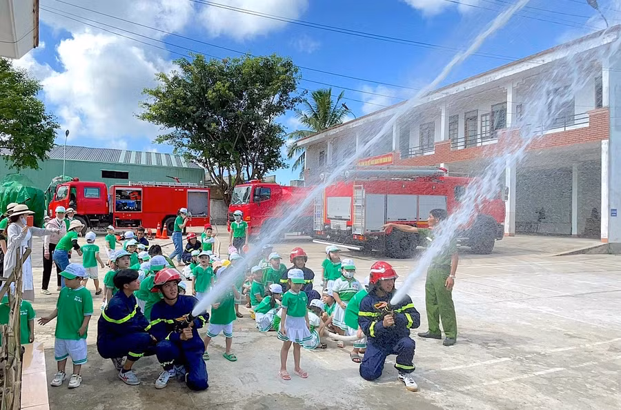 Trường Mầm non Sắc Màu (phường Tây Sơn, thị xã An Khê) tổ chức ngoại khóa rèn luyện kỹ năng PCCC cho trẻ. Ảnh: Mộc Trà