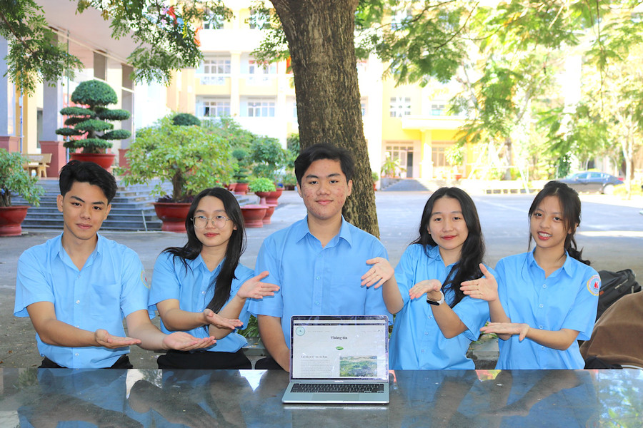 Nhóm tác giả dự án The Bazan Highland Gia Lai-Tinh hoa đại ngàn là học sinh của Trường THPT chuyên Hùng Vương. Ảnh: NVCC