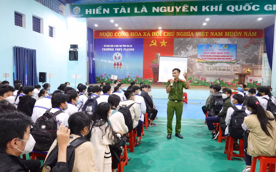 Công an TP. Pleiku tuyên truyền cho học sinh về tác hại của ma túy. Ảnh: Mộc Trà