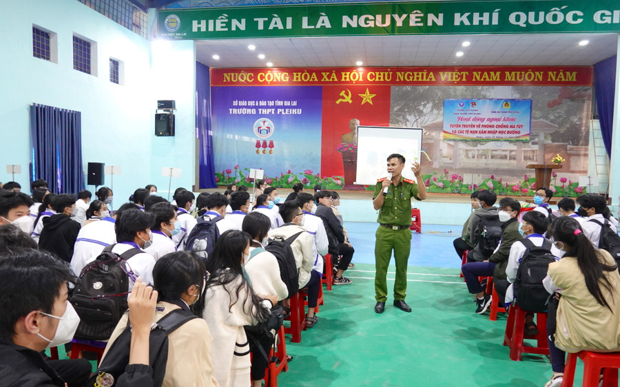 Công an TP. Pleiku tuyên truyền cho học sinh về tác hại của ma túy. Ảnh: Mộc Trà