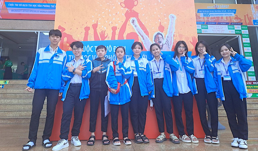 Đội hình dự thi của Trường THPT Ya Ly và Trường THCS thị trấn Ia Ly (huyện Chư Păh). Ảnh: ĐVCC Đội hình dự thi của Trường THPT Ya Ly và Trường THCS thị trấn Ia Ly (huyện Chư Păh). Ảnh: ĐVCC