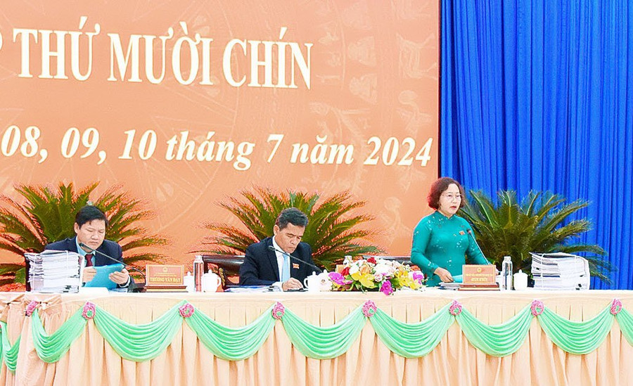 Phó Chủ tịch HĐND tỉnh Ayun H’Bút phát biểu tại kỳ họp. Ảnh: Đ.T