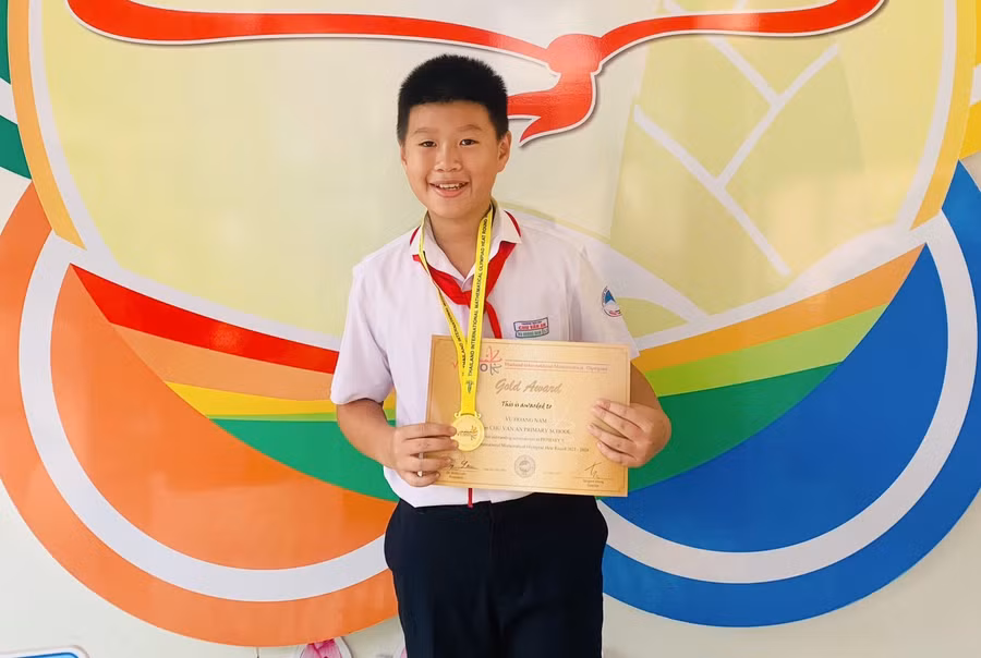 Em Vũ Hoàng Nam-lớp 5/2, Trường Tiểu học Chu Văn An (phường Tây Sơn, TP. Pleiku) phấn khởi với tấm huy chương vàng vòng chung kết quốc gia Kỳ thi Olympic Toán học quốc tế TIMO năm 2023-2024. Ảnh: ĐVCC