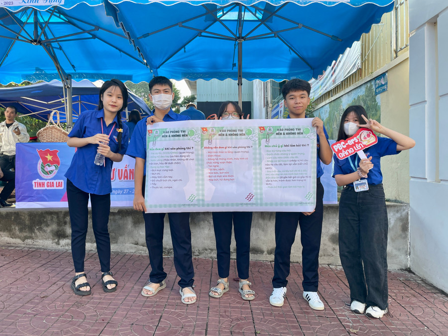 Những điều nên và không nên khi vào phòng thi được các tình nguyện viên Trường THPT Phan Bội Châu (TP. Pleiku) nhắn nhủ đến thí sinh một cách sinh động, dễ nhớ. Ảnh: Lam Nguyên