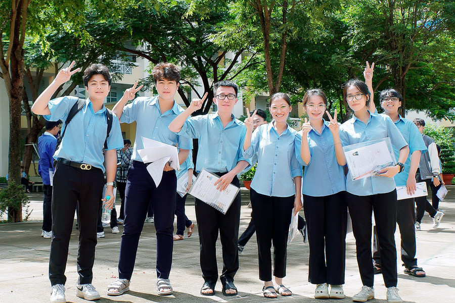 Thí sinh Gia Lai phấn khởi sau môn thi đầu tiên của kỳ thi tốt nghiệp THPT năm 2024. Ảnh: Đ.T Thí sinh Gia Lai phấn khởi sau môn thi đầu tiên của kỳ thi tốt nghiệp THPT năm 2024. Ảnh: Đ.T