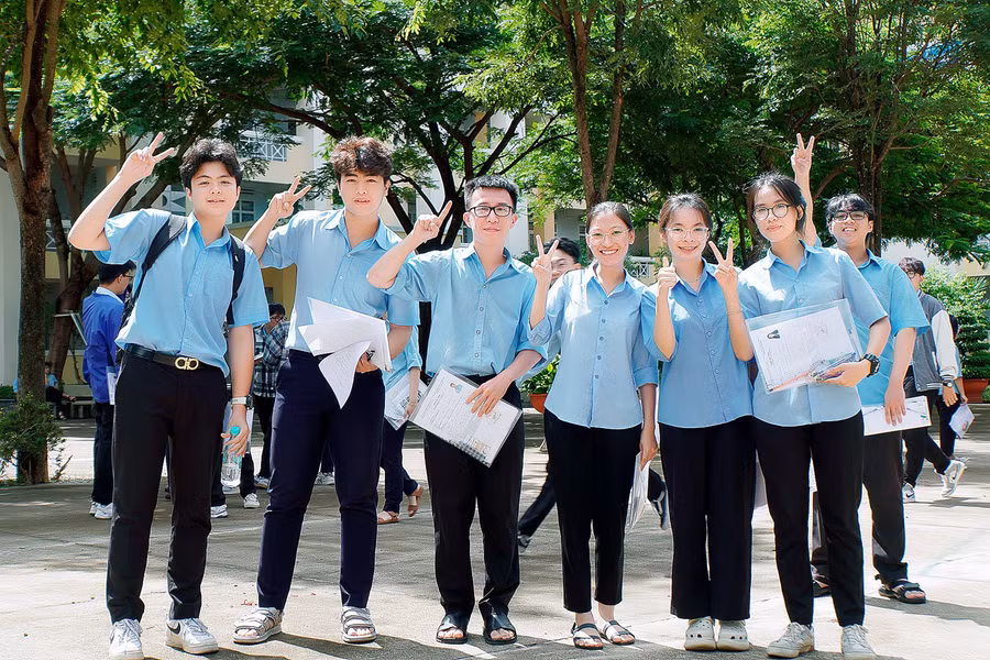 Thí sinh Gia Lai phấn khởi sau môn thi đầu tiên của kỳ thi tốt nghiệp THPT năm 2024. Ảnh: Đ.T