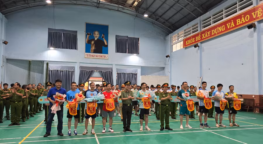 Ban Tổ chức trao cờ lưu niệm cho các đội thi tham gia Giải bóng chuyền truyền thống Công an TP. Pleiku lần thứ IX năm 2024. Ảnh: B.B