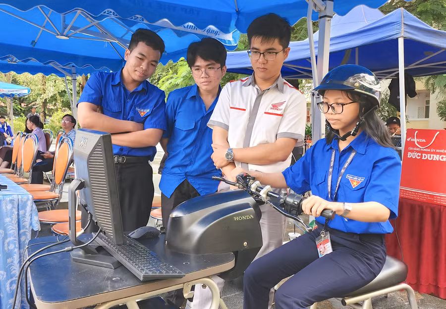 Học sinh Trường THPT chuyên Hùng Vương thực hành lái xe an toàn trên mô hình. Ảnh: Mộc Trà