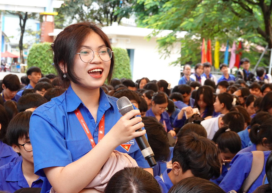 Học sinh hào hứng tham gia trò chơi "Đuổi hình bắt chữ" với những kiến thức liên quan đến pháp luật về ATGT. Ảnh: Mộc Trà