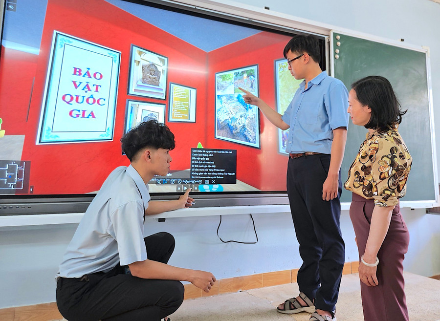 Em Nguyễn Công Trường An (ngồi) và Đỗ Huy Thịnh trao đổi cùng giáo viên hướng dẫn để hoàn thiện sản phẩm. Ảnh: Mộc Trà Em Nguyễn Công Trường An (ngồi) và Đỗ Huy Thịnh trao đổi cùng giáo viên hướng dẫn để hoàn thiện sản phẩm. Ảnh: Mộc Trà