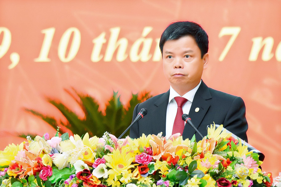 Phó Chủ tịch UBND tỉnh Nguyễn Hữu Quế trình bày dự thảo Nghị quyết quy định mức hỗ trợ đóng bảo hiểm y tế cho một số đối tượng trên địa bàn tỉnh. Ảnh: Đ.T Phó Chủ tịch UBND tỉnh Nguyễn Hữu Quế trình bày dự thảo Nghị quyết quy định mức hỗ trợ đóng bảo hiểm y tế cho một số đối tượng trên địa bàn tỉnh. Ảnh: Đ.T