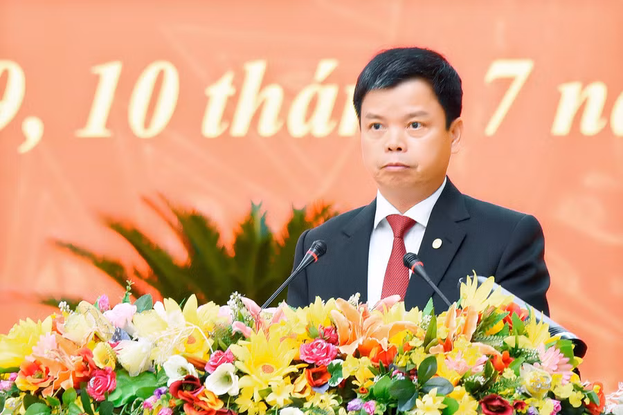 Phó Chủ tịch UBND tỉnh Nguyễn Hữu Quế trình bày dự thảo Nghị quyết quy định mức hỗ trợ đóng bảo hiểm y tế cho một số đối tượng trên địa bàn tỉnh. Ảnh: Đ.T