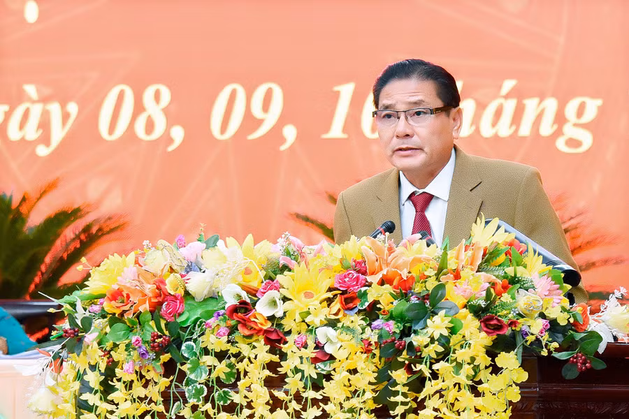 Giám đốc Sở Văn hóa-Thể thao và Du lịch Trần Ngọc Nhung thông tin về tờ trình bãi bỏ Nghị quyết số 108/2019/NQ-HĐND ngày 10-7-2019 của HĐND tỉnh quy định một số chính sách hỗ trợ về đầu tư du lịch, hoạt động xúc tiến du lịch và phát triển du lịch cộng đồng. Ảnh: Đ.T