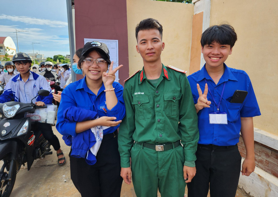 Thí sinh tự do Trần Hải Nam (giữa; chiến sĩ Đại đội 1, Ban Chỉ huy Quân sự huyện Ia Grai) hoàn thành ngày thi đầu tiên với kết quả khả quan. Ảnh: Ngọc Sang