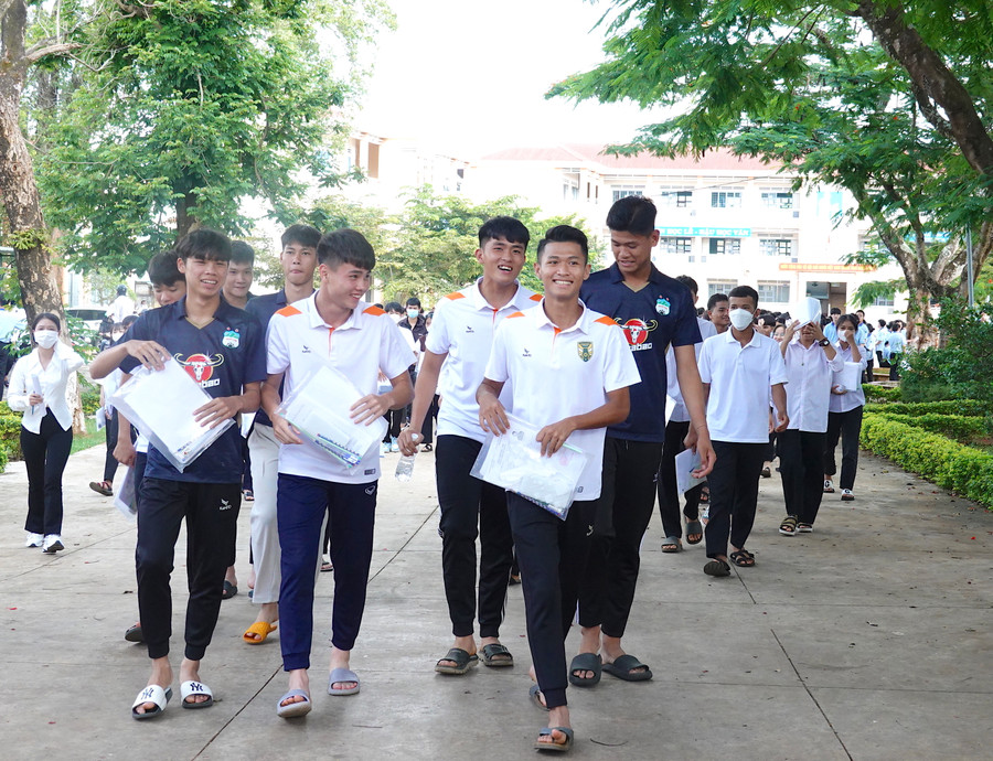 Thí sinh cười rạng rỡ sau khi kết thúc ngày thi đầu tiên. Ảnh: Mộc Trà