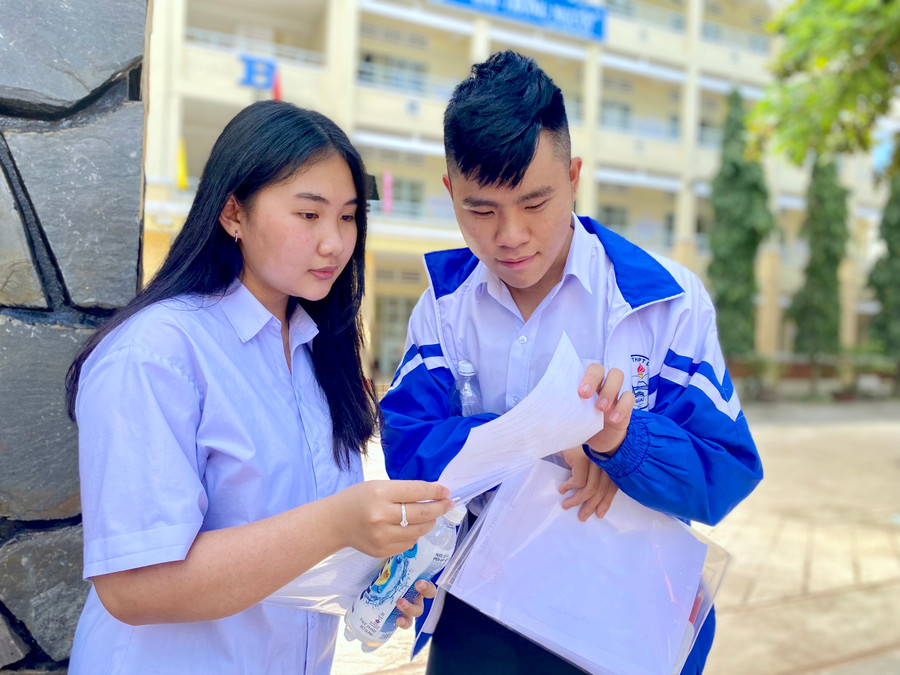 Thí sinh Phạm Thị Mỹ Duyên (bìa trái; điểm thi Trường THPT Lê Lợi, TP. Pleiku) khá tự tin về bài thi Ngữ văn của mình. Ảnh: Mộc Trà Thí sinh Phạm Thị Mỹ Duyên (bìa trái; điểm thi Trường THPT Lê Lợi, TP. Pleiku) khá tự tin về bài thi Ngữ văn của mình. Ảnh: Mộc Trà