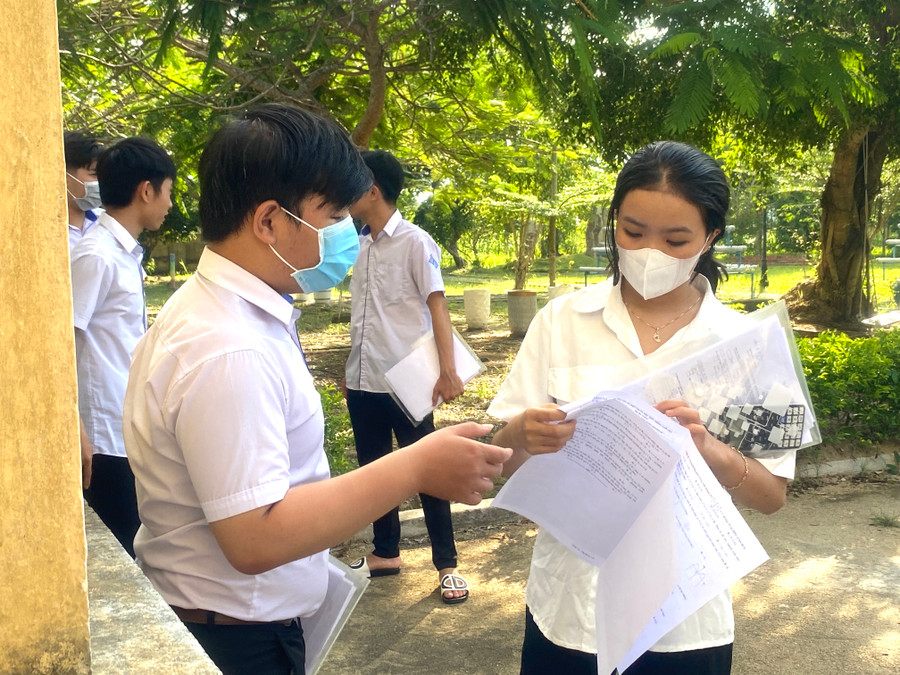 Thí sinh Đặng Thị Út Duyên (bìa phải; điểm thi Trường THPT Dân tộc Nội trú Đông Gia Lai, thị xã An Khê) cùng với bạn xem lại đề Toán. Ảnh: Ngọc Minh