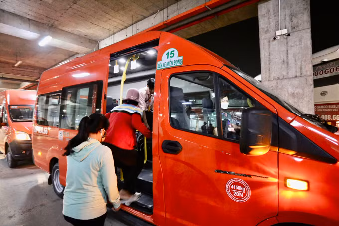 Phương án trung chuyến khách đi-đến các bến xe giúp hành khách thuận lợi hơn trong việc di chuyển cũng như giảm chi phí trong điều kiện bến xe ở xa. Ảnh: Gia Minh/VnExpress