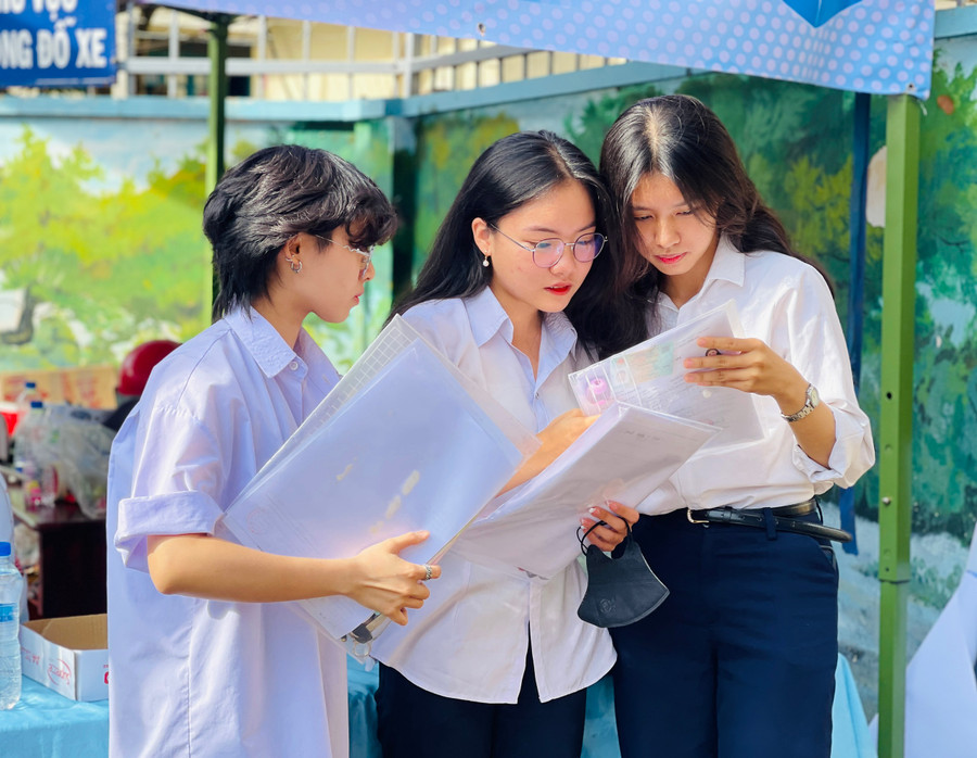 Các thí sinh tại điểm thi Trường THPT Lê Lợi (TP. Pleiku) trao đổi sau giờ thi. Ảnh: Trần Dung Các thí sinh tại điểm thi Trường THPT Lê Lợi (TP. Pleiku) trao đổi sau giờ thi. Ảnh: Trần Dung