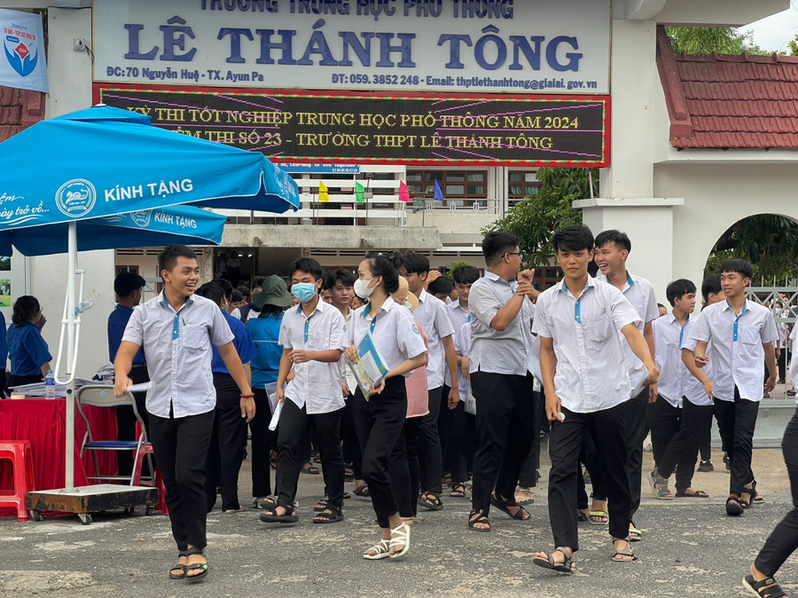 Các thí sinh tại điểm thi Trường THPT Lê Thánh Tông (thị xã Ayun Pa) vui mừng sau khi kết thúc môn thi cuối cùng. Ảnh: Vũ Chi Các thí sinh tại điểm thi Trường THPT Lê Thánh Tông (thị xã Ayun Pa) vui mừng sau khi kết thúc môn thi cuối cùng. Ảnh: Vũ Chi
