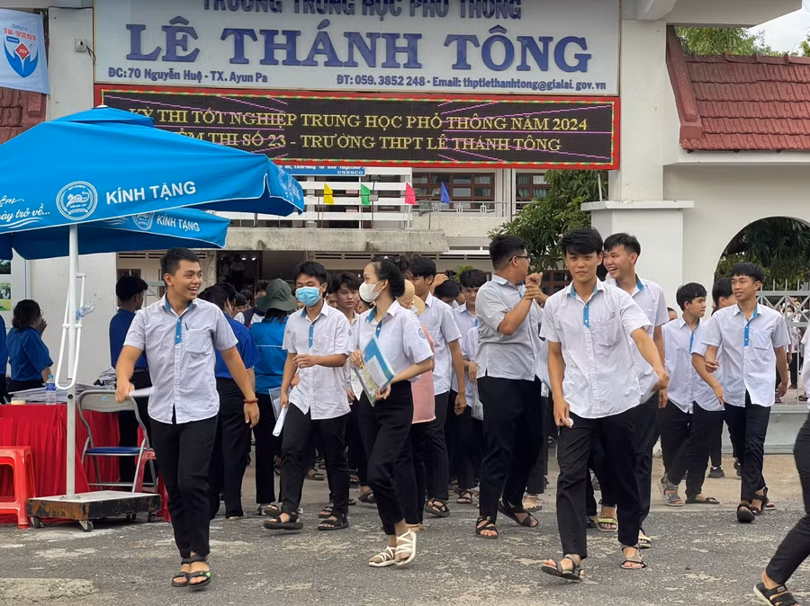 Các thí sinh tại điểm thi Trường THPT Lê Thánh Tông (thị xã Ayun Pa) vui mừng sau khi kết thúc môn thi cuối cùng. Ảnh: Vũ Chi