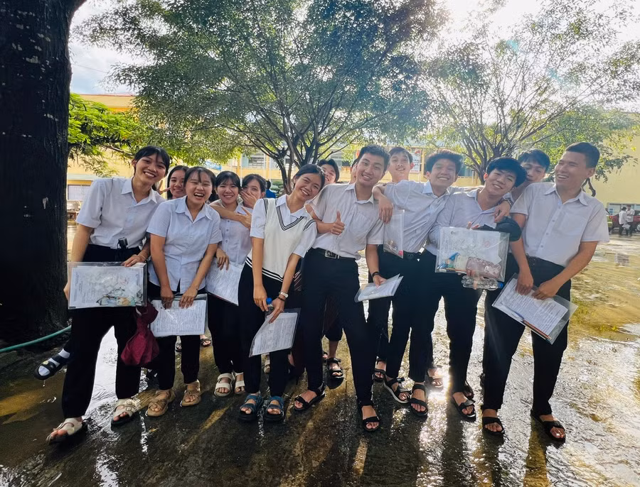 Các thí sinh điểm thi trường THPT Mạc Đĩnh Chi (huyện Chư Păh) cười tươi rạng rỡ sau khi hoàn thành kỳ "vượt vũ môn". Ảnh: Đinh Yến