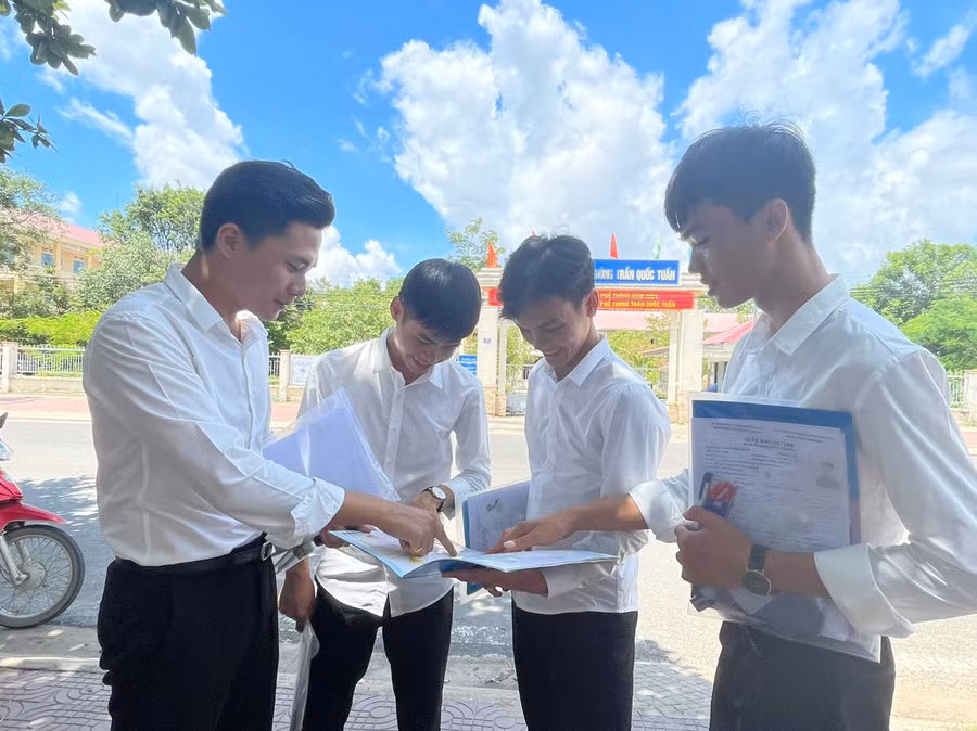 Các chiến sĩ đang thực hiện nghĩa vụ Công an Nhân dân phấn khởi sau khi hoàn thành kỳ thi tốt nghiệp THPT. Ảnh: Vũ Chi