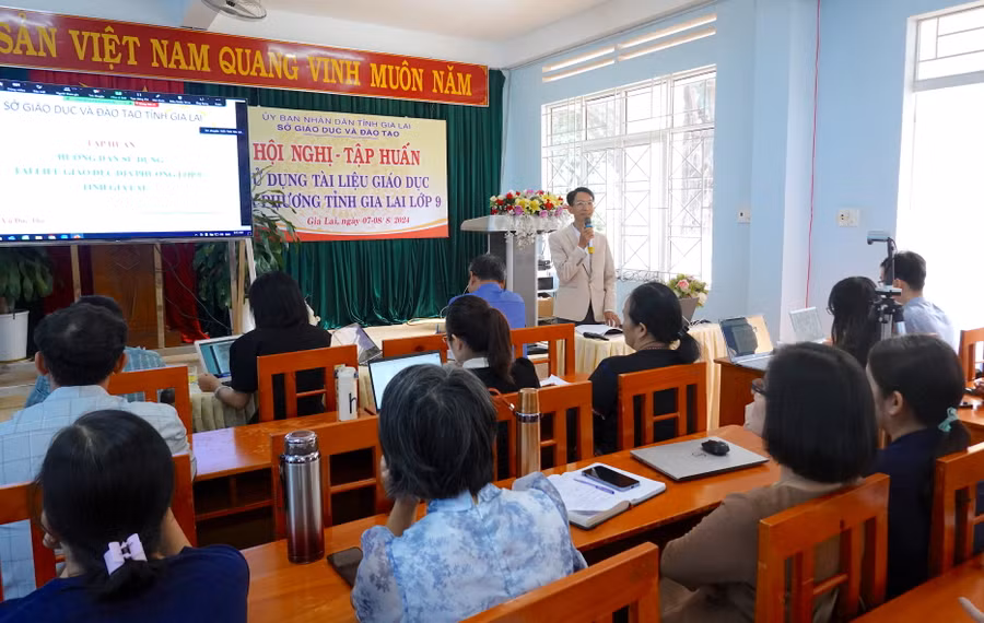 Hội nghị tập huấn giúp giáo viên dự kiến được phương pháp, hình thức tổ chức dạy học các bài học trong Tài liệu GDĐP lớp 9 từ năm học 2024-2025. Ảnh: Mộc Trà