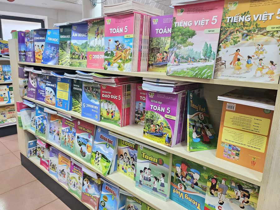 Sách giáo khoa lớp 5 theo Chương trình giáo dục phổ thông 2018. Ảnh: Mộc Trà Sách giáo khoa lớp 5 theo Chương trình giáo dục phổ thông 2018. Ảnh: Mộc Trà