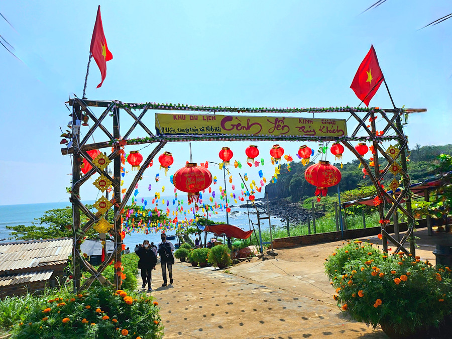 Gành Yến nằm cách trung tâm TP. Quảng Ngãi tầm 35 km về hướng Bắc, thuộc thôn Thanh Thủy (xã Bình Hải, huyện Bình Sơn). Ảnh: Mộc Trà